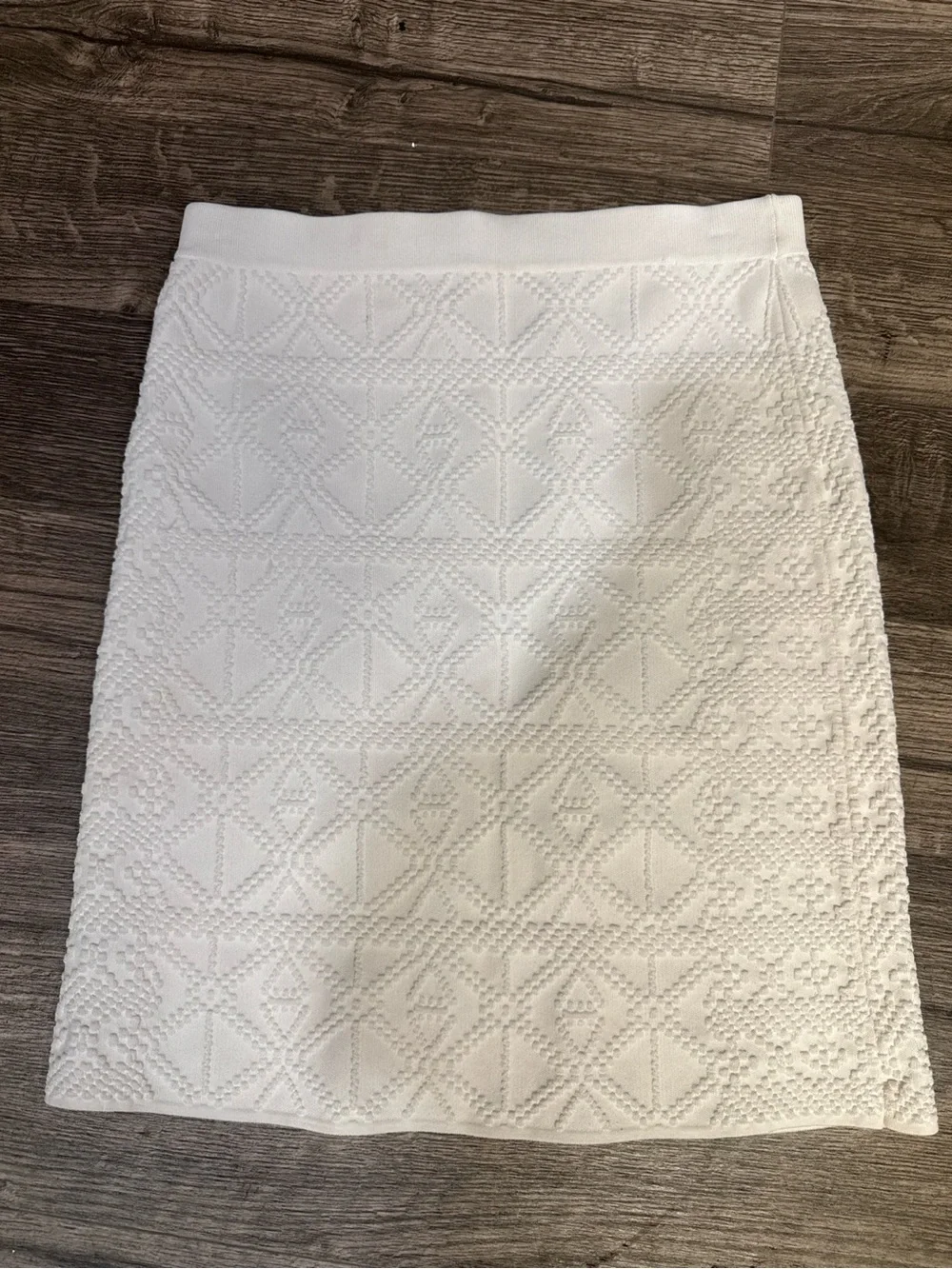 GUESS Los Angeles White Textured Mini Skirt Size M Elastic Waist Gold Logo - Picture 2 of 4